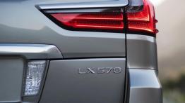 Lexus LX 570 Facelifting (2016) - prawy tylny reflektor - wyłączony