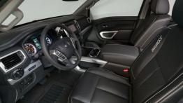 Nissan Titan XD (2016) - widok ogólny wnętrza z przodu