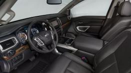 Nissan Titan XD (2016) - widok ogólny wnętrza z przodu
