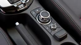 Mazda CX-3 SKYACTIV-G (2015) - panel sterowania na tunelu środkowym