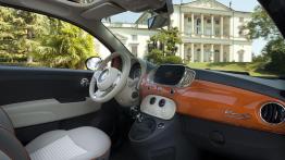 Fiat 500 Anniversario (2017) - widok ogólny wnętrza z przodu