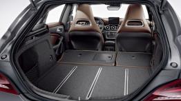 Mercedes CLA Shooting Brake (X117) - tylna kanapa złożona, widok z bagażnika