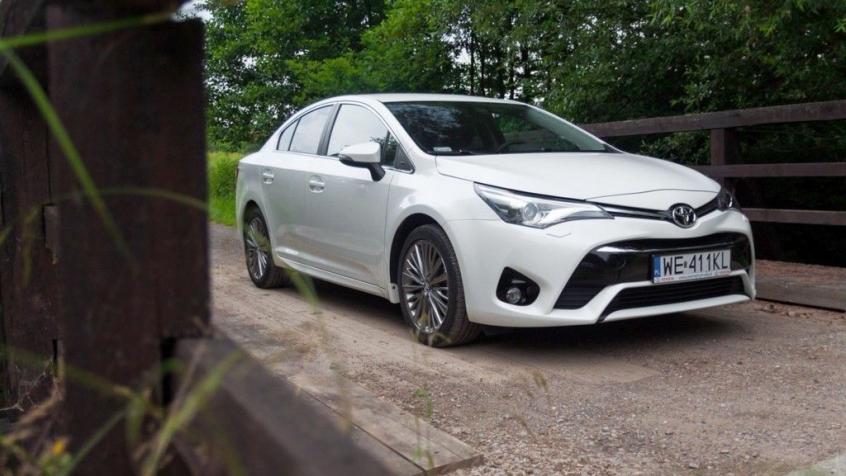 Toyota Avensis III Sedan Facelifting 2015 1.6 D-4D 112KM 82kW 2015-2018