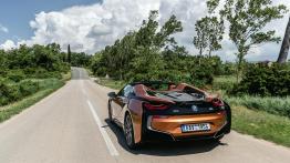 BMW i8 Roadster (2018) - widok z ty?u