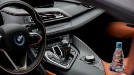 BMW i8 Roadster (2018) - widok ogólny wn?trza z przodu