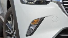 Mazda CX-3 SKYACTIV-G (2015) - prawy przedni reflektor - wyłączony