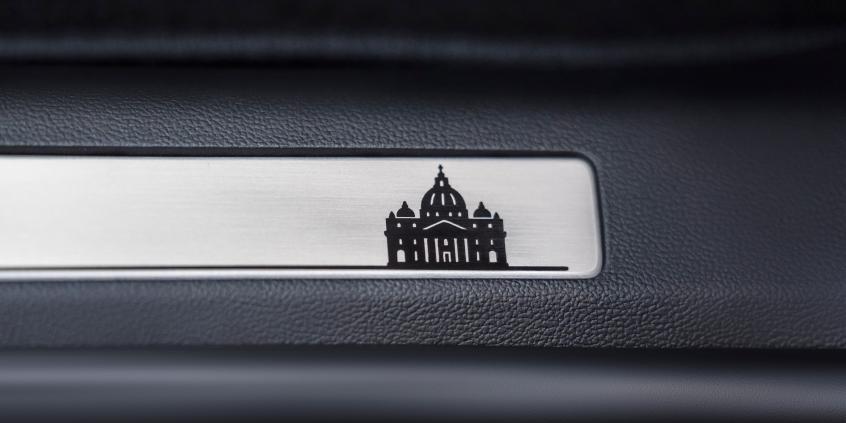 "Da Pope" w hybrydzie. Ford stworzył wyjątkowego Explorera dla papieża Leona XIV