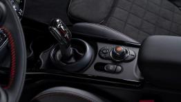 MINI John Cooper Works Clubman (2019) - tunel ?rodkowy mi?dzy fotelami