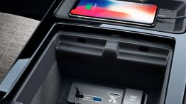 Range Rover Evoque (2019) - gniazda w tunelu ?rodkowym