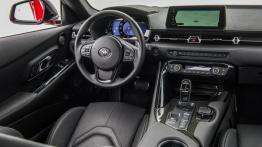 Toyota Supra (2019) - widok ogólny wnętrza z przodu