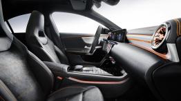Mercedes CLA (2019) - widok ogólny wnętrza z przodu