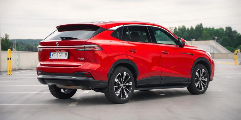 MG HS Hybrid+ vs BYD Seal U DM-i - porównanie oferty, napędu i opinii. Która chińska hybryda lepsza?