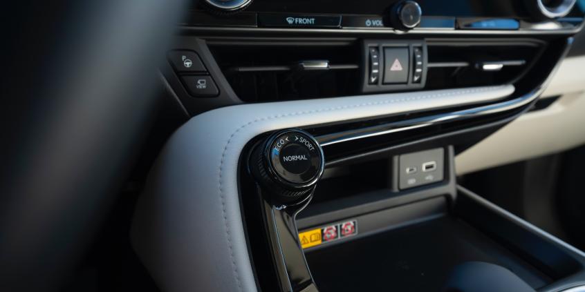 Lexus NX 450h+ E-FOUR Omotenashi nie pozwala sobie na słabości. W końcu znalazłem samochód dla siebie