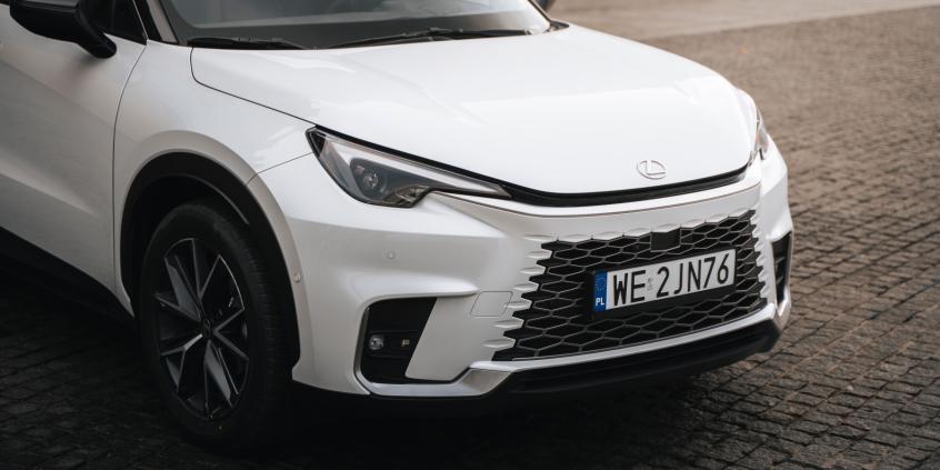 Lexus LBX E-Four Cool to wyjątkowe połączenie Mini i Toyoty. Ideał miejskiego premium