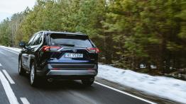 Toyota RAV4 2.5 Hybrid Dynamic Force 218 KM - galeria redakcyjna (2) - widok z tyłu