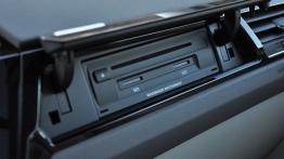 Volkswagen Touran 2.0 TDI 150 KM (wnętrze) - galeria redakcyjna - gniazda w konsoli środkowej