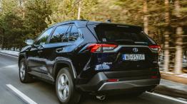 Toyota RAV4 2.5 Hybrid Dynamic Force 218 KM - galeria redakcyjna (2) - widok z tyłu