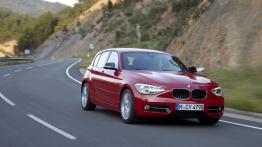 BMW 118i 2012 - przód - reflektory włączone