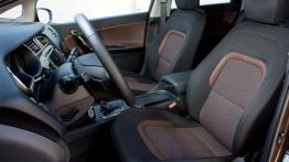 Kia ceed Sportswagon II (2012) - widok ogólny wnętrza z przodu