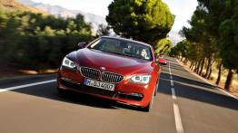 BMW seria 6 Coupe 2012 - przód - reflektory włączone