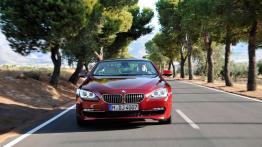 BMW seria 6 Coupe 2012 - przód - reflektory włączone