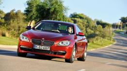 BMW seria 6 Coupe 2012 - przód - reflektory włączone