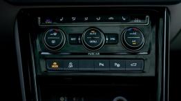 Volkswagen Touran 2.0 TDI 150 KM (wnętrze) - galeria redakcyjna - panel sterowania wentylacją i nawi