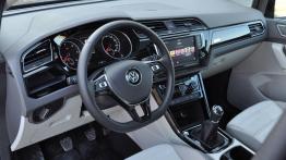 Volkswagen Touran 2.0 TDI 150 KM (wnętrze) - galeria redakcyjna - widok ogólny wnętrza z przodu