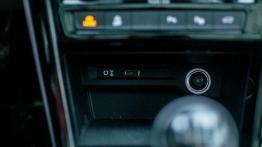 Volkswagen Touran 2.0 TDI 150 KM (wnętrze) - galeria redakcyjna - gniazda w konsoli środkowej