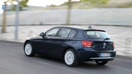 BMW 120d 2012 - tył - reflektory włączone