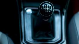 Volkswagen Touran 2.0 TDI 150 KM (wnętrze) - galeria redakcyjna - dźwignia zmiany biegów