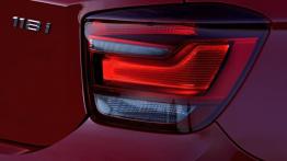 BMW 118i 2012 - prawy tylny reflektor - włączony