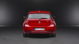 BMW 118i 2012 - tył - reflektory włączone