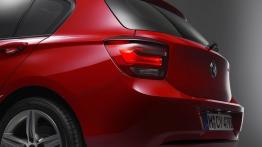 BMW 118i 2012 - lewy tylny reflektor - włączony