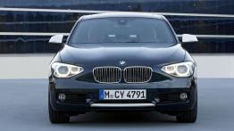 BMW 120d 2012 - przód - reflektory włączone
