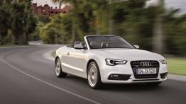 Audi A5 Cabrio 2012 - przód - reflektory włączone