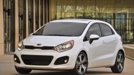 Kia Rio hatchback 2012 - przód - reflektory włączone