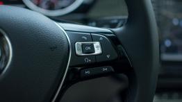 Volkswagen Touran 2.0 TDI 150 KM (wnętrze) - galeria redakcyjna - sterowanie w kierownicy