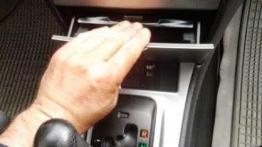 Naprawa schowka w panelu głównym deski rozdzielczej Toyoty Corolli E12