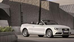 Audi A5 Cabrio 2012 - przód - reflektory włączone