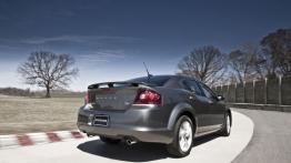 Dodge Avenger R/T 2012 - tył - reflektory włączone