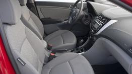Hyundai Accent sedan 2012 - fotel pasażera, widok z przodu
