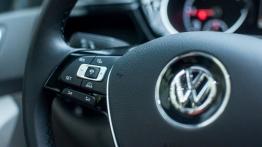 Volkswagen Touran 2.0 TDI 150 KM (wnętrze) - galeria redakcyjna - sterowanie w kierownicy