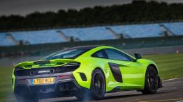 McLaren 675LT (2016) 2/2 - widok z tyłu