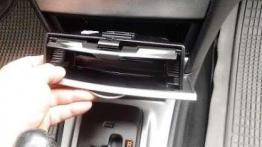 Naprawa schowka w panelu głównym deski rozdzielczej Toyoty Corolli E12