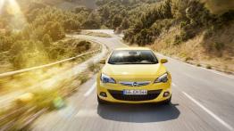 Opel Astra GTC 2012 - przód - reflektory włączone
