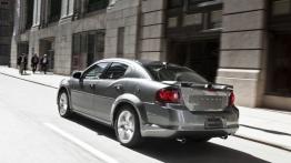Dodge Avenger R/T 2012 - tył - reflektory włączone