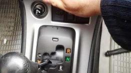 Naprawa schowka w panelu głównym deski rozdzielczej Toyoty Corolli E12