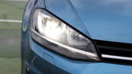 Volkswagen Golf VII Variant 2.0 TDI - galeria redakcyjna - prawy przedni reflektor - włączony