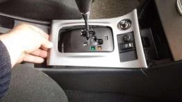 Naprawa schowka w panelu głównym deski rozdzielczej Toyoty Corolli E12